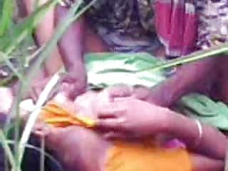 एक सक्स वीडियो पर दो तीन प्रतिभागियों का सम्भोग के साथ खिलौनों से चुदाई