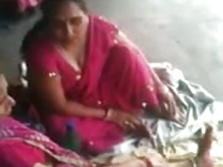 एक बकवास सेक्स फ्री मूवी के लिए, वह घर के कामकाज को भूल जाता है