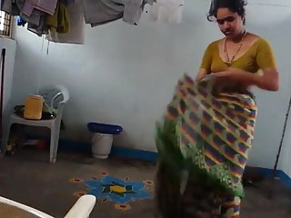 कार में, मोटी कुतिया एक अश्लील रानी सेक्सी पोर्न वीडियो हो जाता है