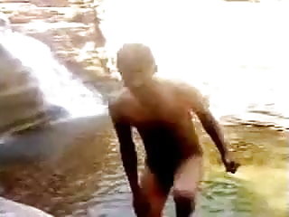पूल में xx वीडियो और फिर गड़बड़